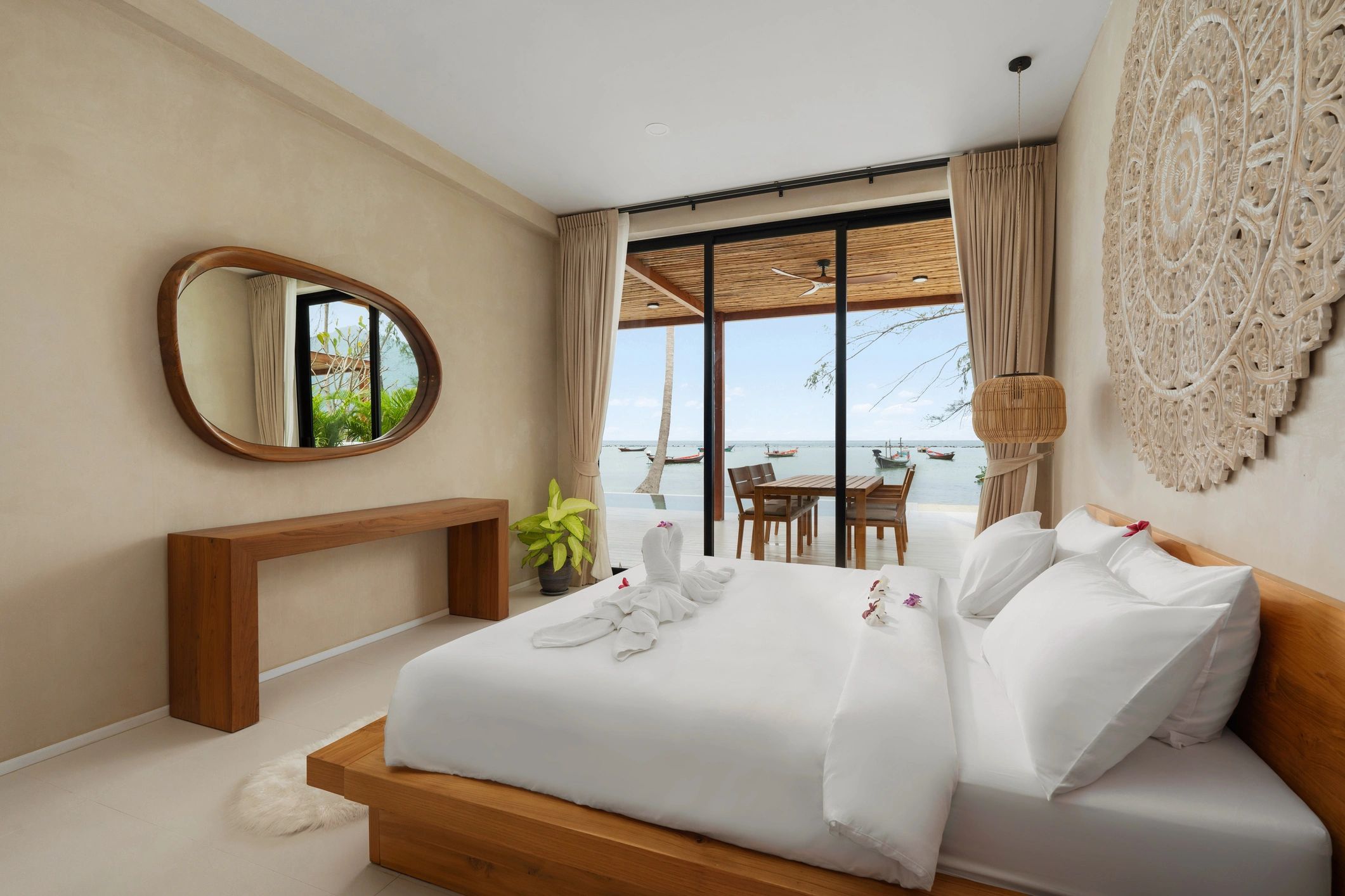 Luxury Peak Room bedroom